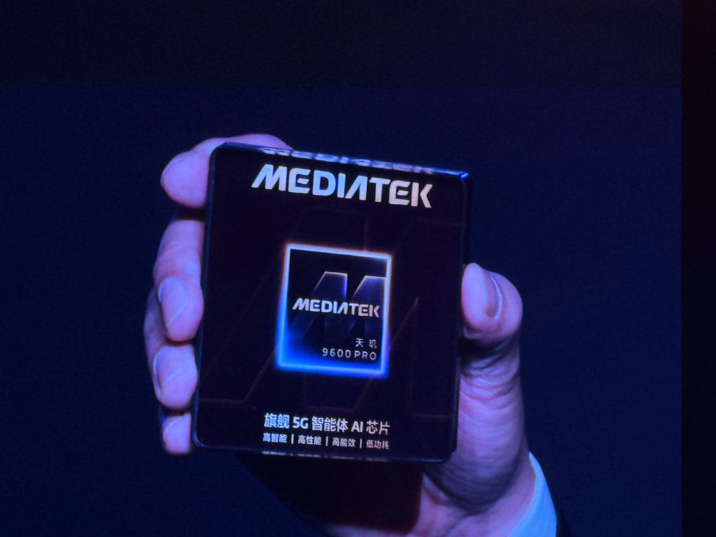 新一代 MediaTek #天玑旗舰芯# 天玑9600 Pro来了🔥
「超冷劲 超智慧」，旗舰5G智能体AI芯片，主打的就是性能+温控+AI。

天玑系列已经连续6年全球手机SoC份额第一，看看这颗新芯后续手机厂商的落地表现。  ​