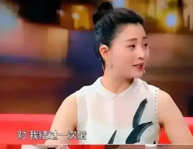 2009年，刚离婚的的殷桃，在富豪孙东海的疯狂追求下，成为了他的女人，怎料，孙东海忘不了前女友李小冉，殷桃怒气冲冲地找孙东海理论，孙东海甩出一句话：“我的事，还轮不到你一个戏子来管！”
殷桃把手包搁在膝盖上，看向车窗外。司机从后视镜里小心地瞥了一眼，没敢问她为什么深夜从酒店出来，原定的晚宴还没开始。