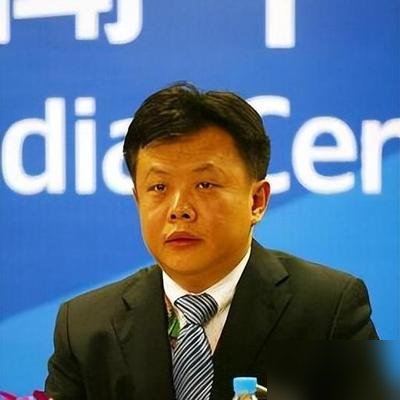藏了好久！
当年说好一辈子丁克、携手到老的两个人，如今一个退居幕后至今单身，另一个却在四十岁高龄拼下骨肉，彻底换了一种活法。
春妮和蒋虎那段长达九年的同行婚姻，散得极度体面，甚至没撕扯出一丝一毫的财产官司。
当时外人都以为只是聚少离多、步调不一，可时针转过十几年，对照才显出重量。
男方悄然隐