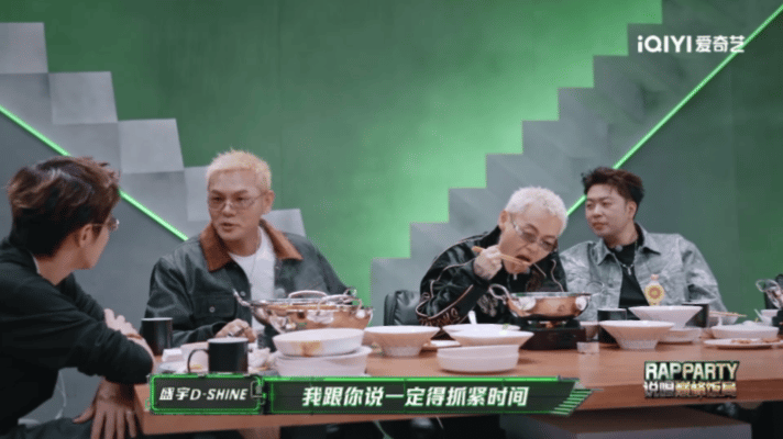 白天在田里忙活农活，脑子里还不停构思。两头兼顾真的满满压力，但他把忙...