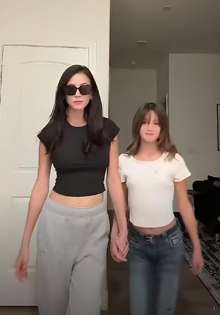 当年优乐美广告女主江语晨，和混血女儿同框出镜。女儿是中美混血，五官立体，母女俩同框，颜值都好高，看着像姐妹俩。