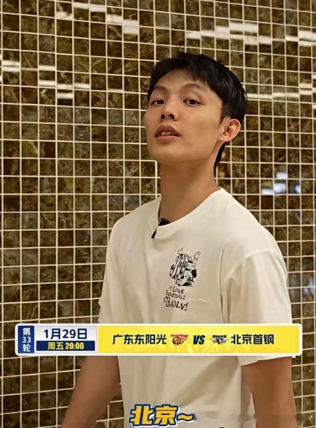 广东宏远今年启用新教练、新阵容、新战术，打过CBA的老熟人尚且需要时间磨合，其他大外要融入球队就更花时间了。不过所谓好菜不怕晚，如果宏远能找到顶级大外，这些可能都不是问题。
宏远新赛季第一阶段就要打很多强队，而说起最期待对阵哪支球队，队长胡明轩表示是上海，徐杰则直言是北京。
有意思的 ​