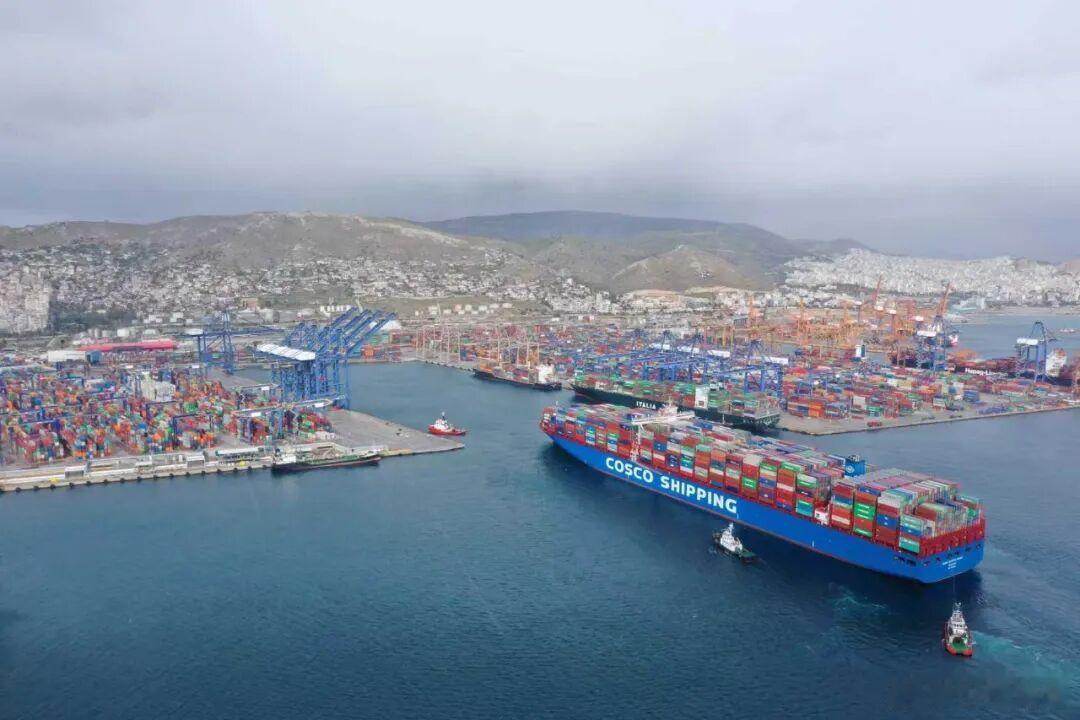 【中远海运集运携手上海邮政开通秘鲁海运新通道】📦长期以来，国内发往拉美邮政包裹高度依赖空运，成本高、中转环节多、时效不稳。这条央企协同打造的直航快线，构建起 “空海互补” 的跨境物流体系。依托上海至钱凯直航航线，邮政包裹海运全程约 28 天，相比传统中转模式时效提升 20 天以上，大幅降 ​