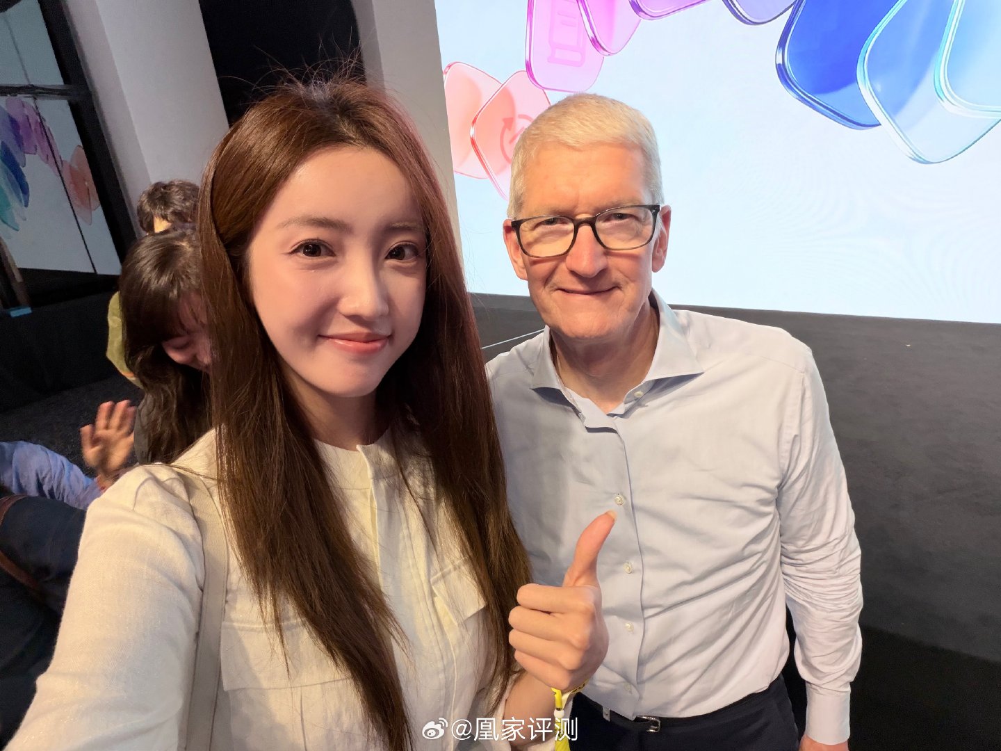 【#库克又来北京了#！！】前线传来小瑞和库克合影~ #库克卸任后现身北京# ​