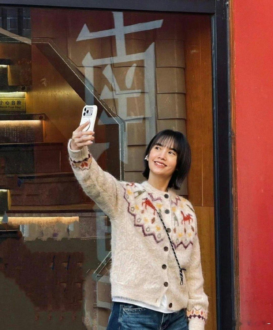 杨丞琳在南昌小吃街被偶遇了！都41岁了，真人看着一点不像，短发特活泼，身材保持得超好，整个人状态超年轻！ ​