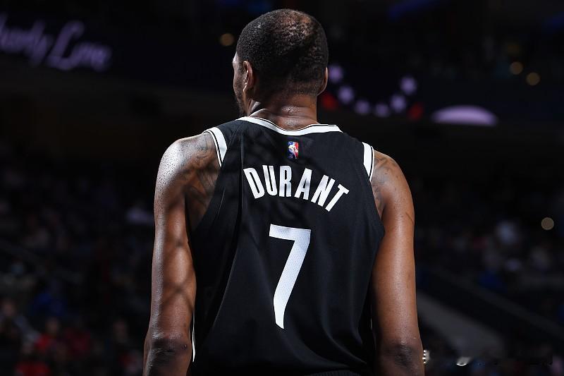 谁能想到，身价上亿的NBA超级巨星，居然会藏在抖音的评论区里“冲浪”？杜兰特，这位在球场上呼风唤雨的得分机器，最近因为“潜水”被网友抓了个现行，一时间闹得沸沸扬扬，成了球迷们茶余饭后的热议话题。
事情是这样的。有细心的网友发现，一个疑似杜兰特的账号频繁出现在篮球相关视频的评论区，不仅浏览篮球内容，还