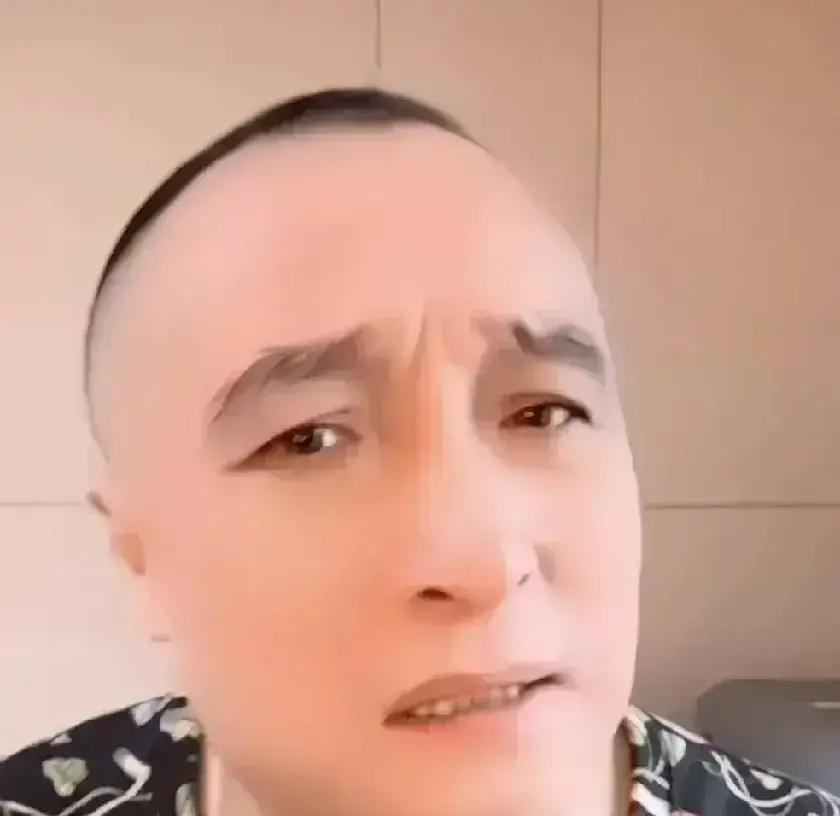 赵本山排位第三的徒弟张小飞，在直播间被网友当面揭了短：你怎么混得还不如第38号的宋晓峰？
换个心气高的估计当场就挂脸了，他倒是把水杯往桌上一搁，乐呵呵认了：我确实不如人家，先来的混不过后到的，这事不丢人。
话讲得云淡风轻，甚至还补了一句，说自己就是没能耐才天天开直播。
当年《刘老根》大火的时候