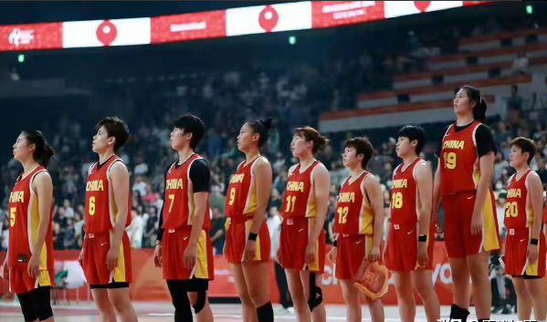 中国三大球传来三个消息，其中第3个消息最令人期待：第一个消息，中国女篮、女排、女足在同一日全部在亚运会赛场传来捷报，各自晋级第二个消息，中国男篮返回国内全员反思。第三个消息，中国三大球的首个冲金点终于到来，中国女排将于北京时间今日晚18：20与日本女排展开冠军的角逐。
 
三个消息摆在一起，味道完全