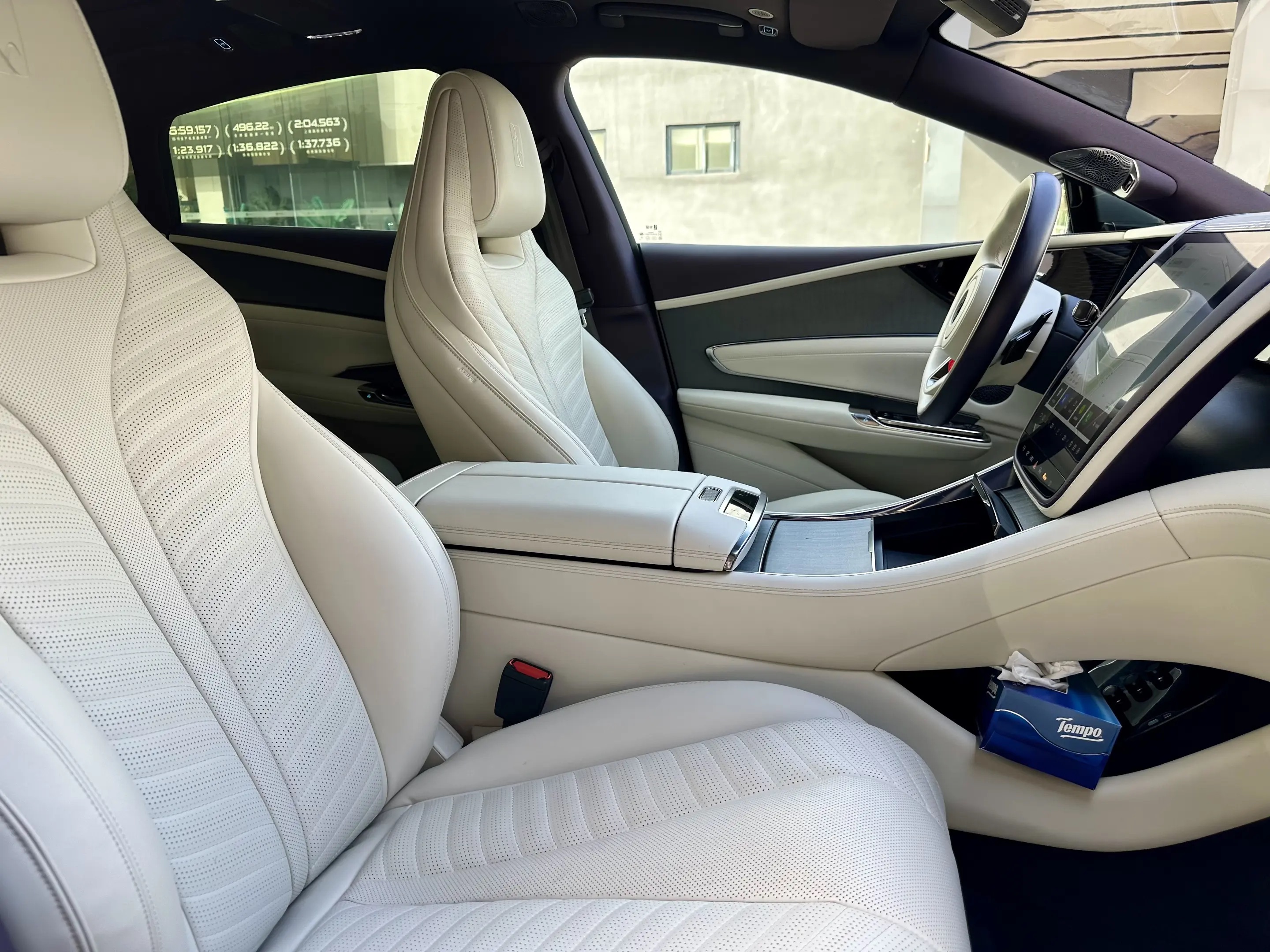 大空间背后的制动与行驶质感
试驾仰望U7 EV：空间实用性与制动表现体验
来到4S店试驾，这台车的尺寸在轿车里属于偏大的类型，这次重点体验空间实用性和制动表现，看看大车开起来是否灵活。
静态部分先看空间。车身尺寸摆在那里，车内空间确实宽裕。前排调整好驾驶姿势后，头部空间还有余量，不会因为溜背造型而感