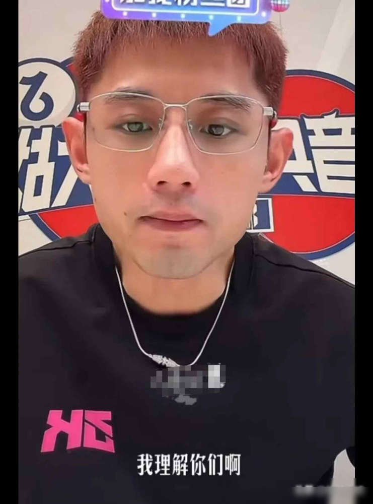 张继科直播间被问懵了：王楚钦怎么输了个0比4？
9月28日那场亚运会决赛，林诗栋32分钟横扫队友，四局比分11-5、11-8、13-11、11-5，第三局王楚钦10-11先拿局点，硬是被连追三分逆转。
赛后大头说得很直白，找不到享受赛场的感觉，一直在消耗。林诗栋也补了一句，王楚钦从男团到混双一直