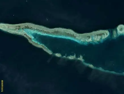 中国重兵把守之下，仁爱礁的规则变了，中国方面立了新规矩，菲律宾破船撑不了多久了。10月8日，菲律宾海警“卡布拉”号想靠近那艘非法搁浅的“马德雷山”号，说是要搞“迅速医疗后送”。结果呢？母船还没摸到礁盘，就被中国海警5106舰用水炮拦停，逼退到13海里外。最后只能放小艇，跟破船上的橡皮艇对接，把人接走
