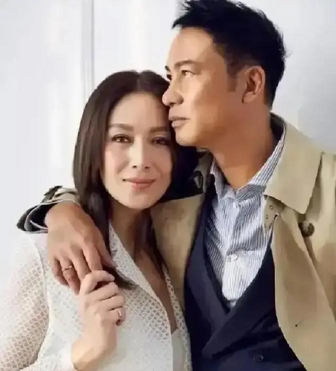 任达华当年铁了心丁克，和琦琦潇洒满世界飞，结果2006年琦琦意外怀孕，他当场怂了，飞机一落地就冲去婴儿店看推车。
 
店员过来问需要什么，任达华站在一排婴儿车前，没说话。他伸手摸了摸一辆车的把手，又蹲下去看了看轮子。
 
“先生，是给多大宝宝用的？”店员又问。
 
任达华站起来，“还没生。”说完觉得