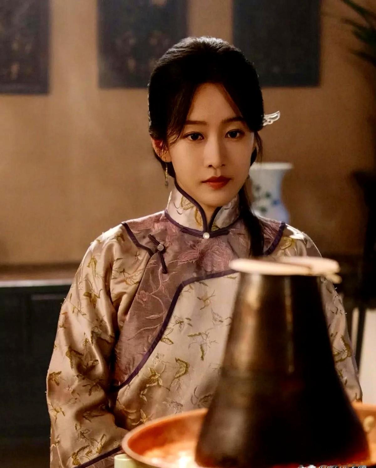 花18块钱买自己演的剧，点开一看，戏份没了三分之二。

刘美含满心欢喜自掏腰包开超前点映，想看看熬几个大夜拍出的高光片段。结果盯着屏幕来回拖进度条，心血全被一剪没，角色硬生生变成了背景板。

她没忍住发文叹了句可惜，转头又吓得赶紧连发长文找补，连声说理解剧组为了主线逻辑的剪辑取舍，生怕得罪人。

这