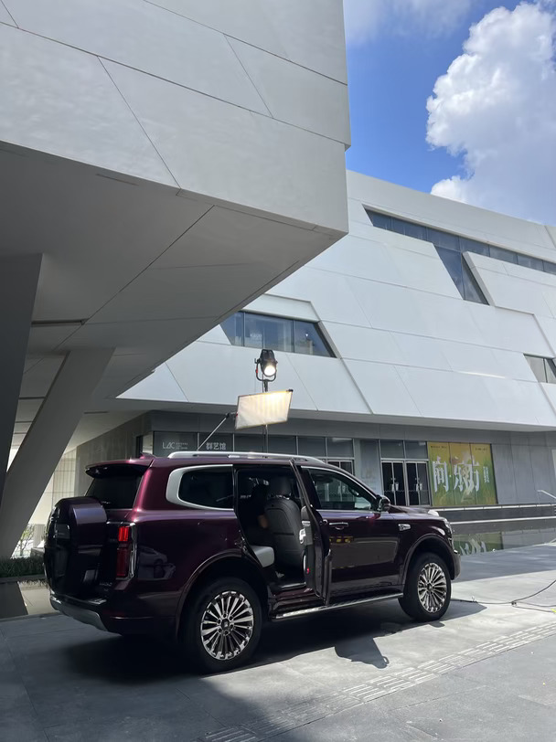 红坦克500撞上纯白建筑与蓝天☁️