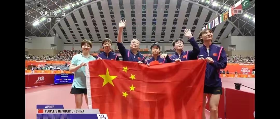亚运会国乒女团夺冠，马琳带着他的弟子们向观众致意，摄像镜头掠过看台时，何卓佳出现在镜头里，只见她泪流满面，比场上五名获奖队员还激动。

何卓佳，河北石家庄人，1998年出生，右手横板、反手长胶打法，她是孙颖莎的长期陪练，是一位为国乒女队做出巨大贡献的“幕后英雄”。

国乒女团夺冠，何卓佳虽然没有亲自