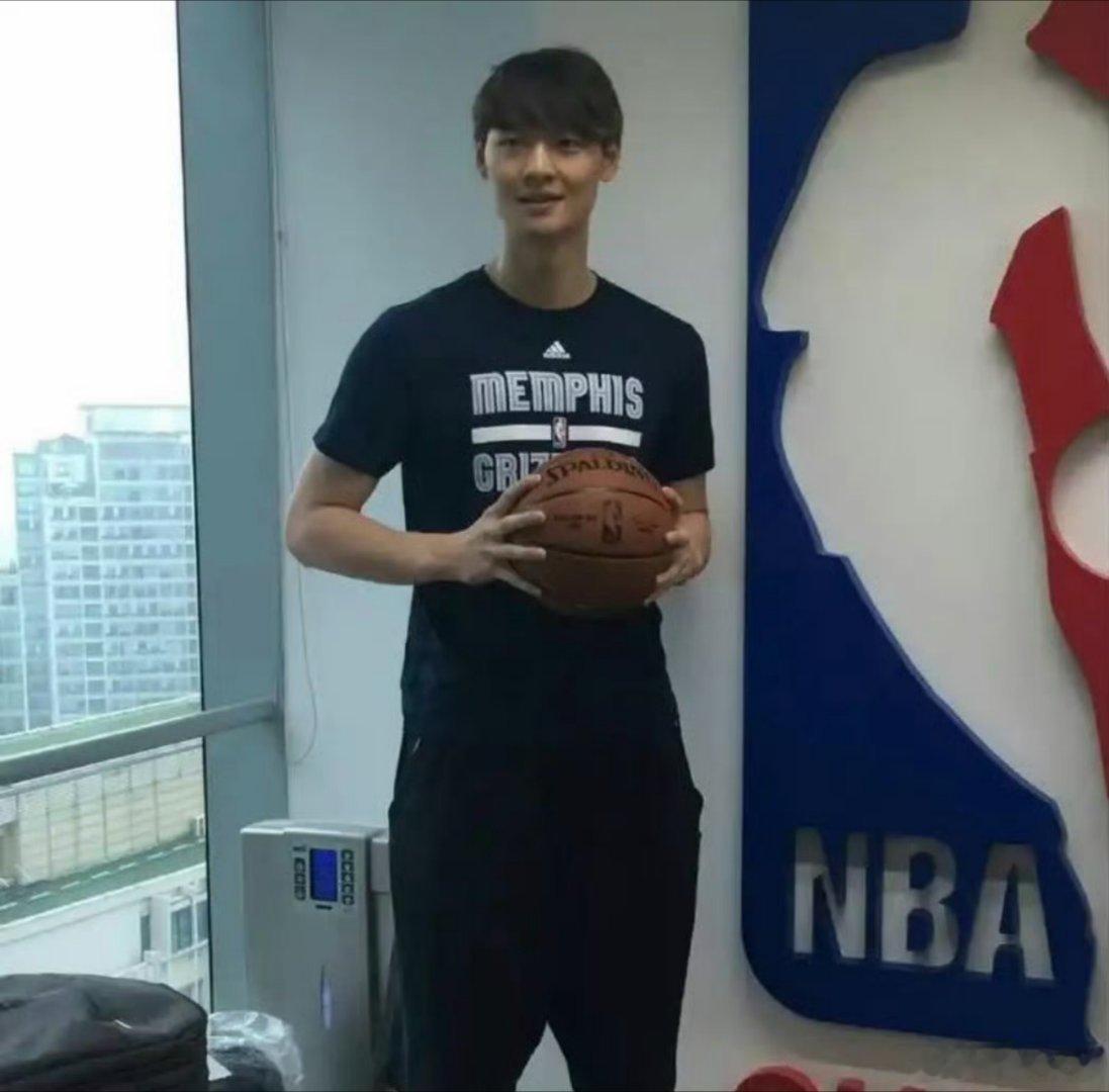 🎊CBA新赛季真的杀疯啦!上海久事直接掏出王炸组合——前NBA三冠麦基官宣就位，直接把「NBA级别牌面」焊在CBA赛场了🔥 ​