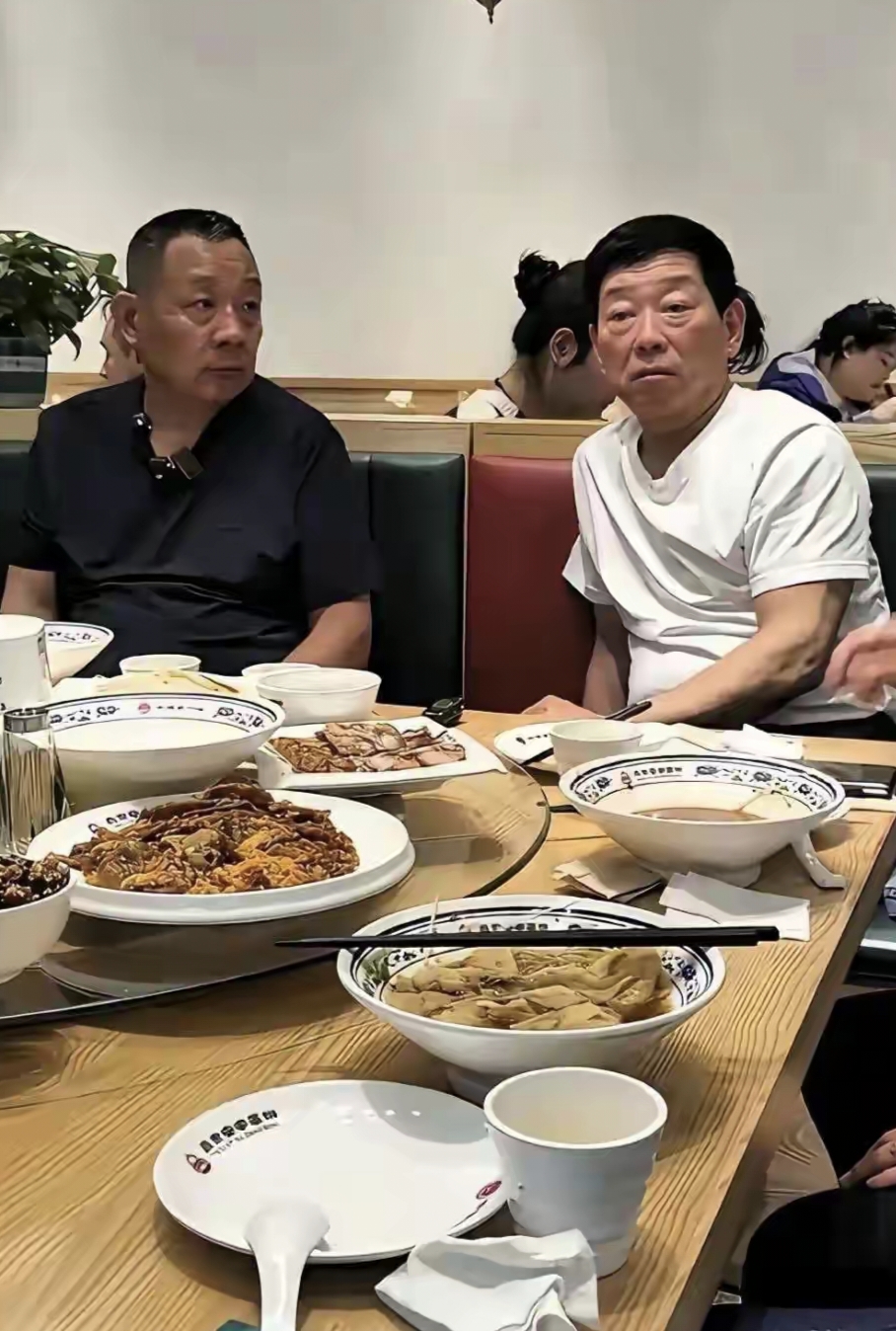 两位身家千亿的董事长坐一桌吃饭，能有多朴素？
没有五星级酒店包厢，没有山珍海味排面，连瓶茅台都见不着。
胖东来于东来和长城魏建军，就挤在普通饭店的大厅散台，桌上摆着几道接地气的家常菜，边吃边聊，自在得很。
 
有人说这也太“寒酸”，可这才是真正的格局。
他们不是吃不起好酒好菜，是没必要为了虚面子充大