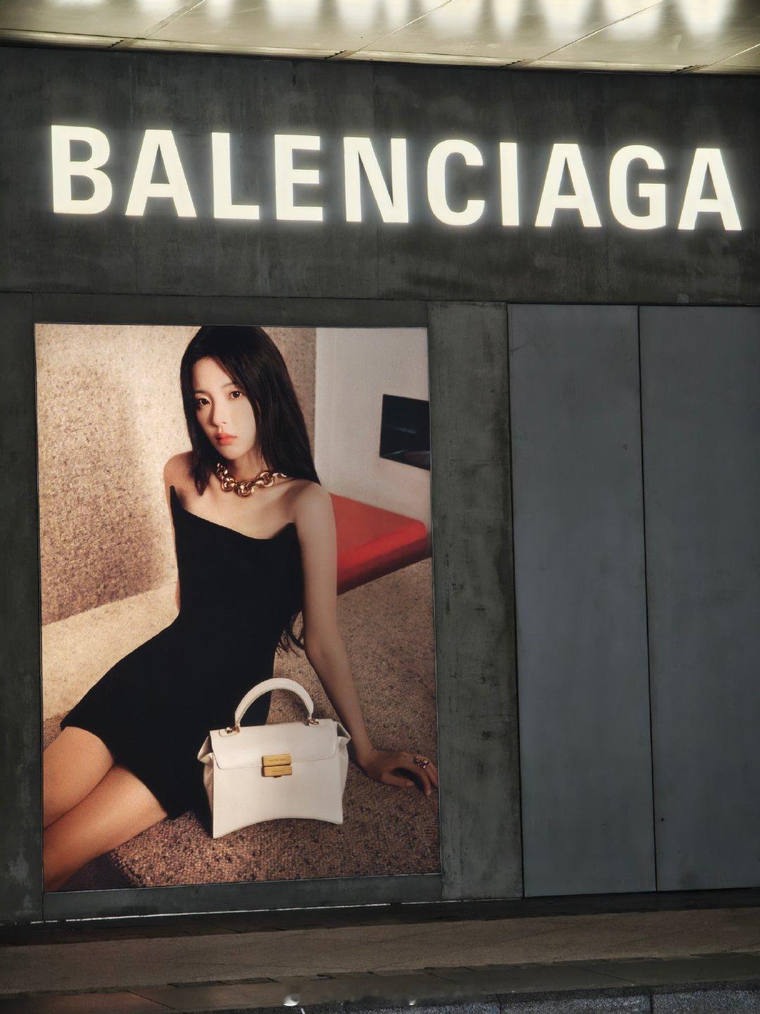 国模郭秋月出镜Louis Vuitton Holiday广告。
BTW 一路上看到了姜秀丽的Chanel，杨超越的Balenciaga跟朱珠的巨大SK-Ⅱ。 ​