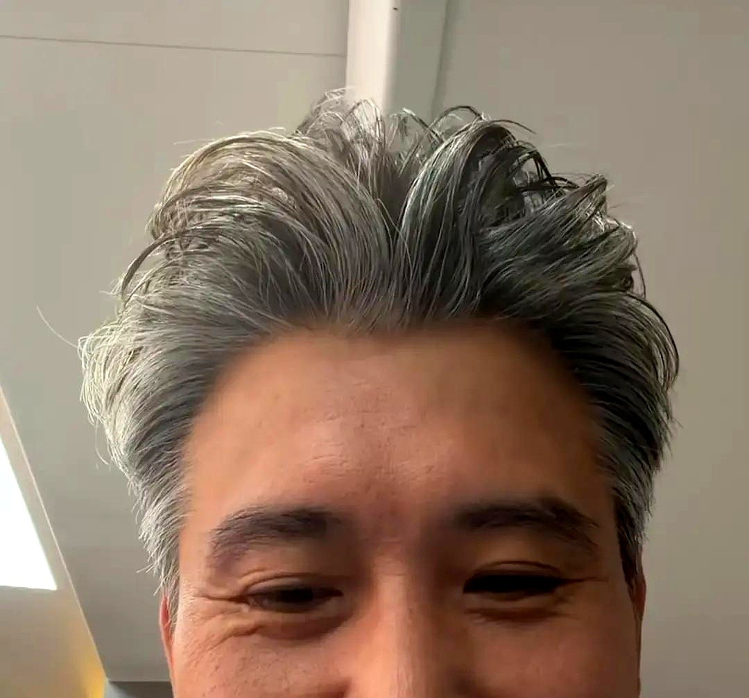 死活不上综艺的李乃文，被陈赫硬拽去真人秀，结果人设碎了一地。

本来只想露个脸走个过场还人情，谁知道录着录着，这老哥骨子里的贪玩劲儿全跑出来了。游戏里笨手笨脚又死磕到底，跟荧幕上那些心机深沉的硬汉完全不搭边，活脱脱成了全场最大的笑料制造机。

有人拍大腿喊过瘾，也有人直摇头，说演员一旦在综艺里把底牌