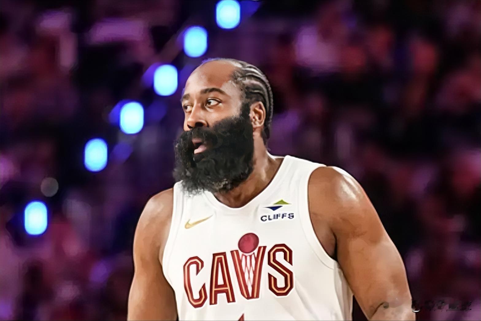 师徒变对手！马克西对昔日导师哈登不满

今日NBA常规赛，76人战胜骑士，据记者Adam Aaronson报道，马克西对昔日导师哈登感到不满，本场比赛由马克西主要负责防守哈登。

当年哈登效力76人的时候，在场上给马克西传授过不少进攻和处理球的经验，算是马克西成长路上的引路人之一。

时过境迁，如今