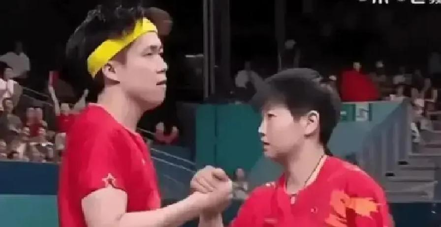 王楚钦和孙颖莎在赛场上那种“盖章式”的碰大拇指，你们注意过没？
没赢球后的抱头痛哭，也没什么大张旗鼓的庆祝，就这么轻轻一碰。
在那种呼吸都带着火药味的赛场上，能把默契练成肌肉记忆的，还真就只有这一对。
巴黎那场混双决赛，隔着屏幕看心跳都快顶不住了。毕竟上一届丢掉的那块牌子，在心里压了整整三年，