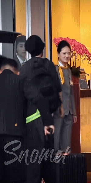 肖战提前五天就杀到南京了，这哪是来工作的，摆明了是来坐镇的。
演唱会23号才开，他倒好，早早过去盯着舞台搭建，26号走，前后整整十天扎根在那儿。
南京的虾圈怕是要炸锅了，这波福利来得太突然。
说真的，见过敬业的一线，没见过这么把演出当自家事来操办的。
一个顶流愿意为了一场演唱会提前这么久到位，说小了