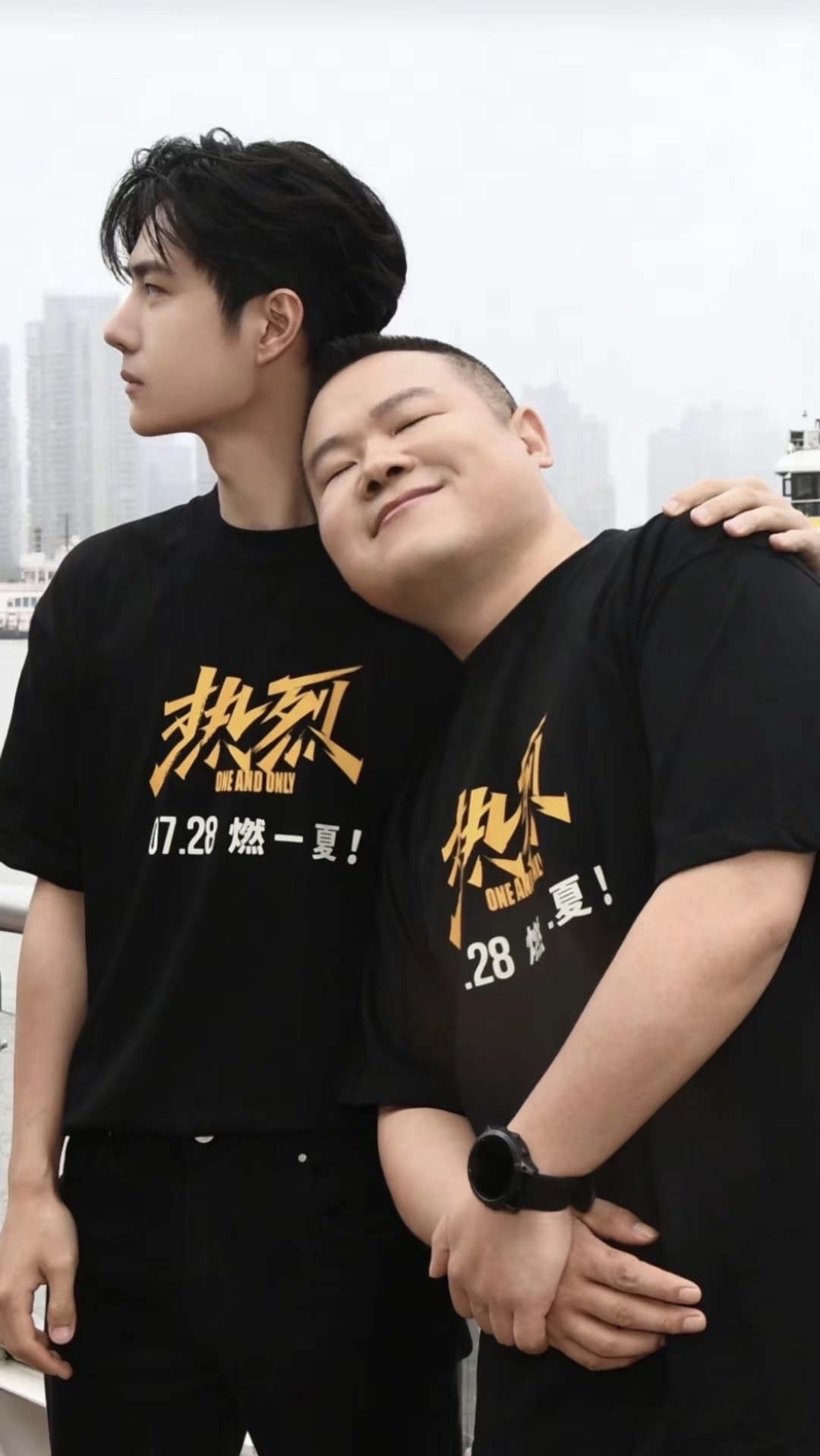笑疯了，王一博 2 次送岳云鹏礼物，2 次大型社死现场。

刷到岳云鹏分享拍摄《热烈》的小作文，笑不活了！

第一次，他坐在监视器前，大鹏拿给他一个礼物，说是王一博送的，还补了一句说：“一博那孩子腼腆害羞，让我转交给你。”

岳云鹏看了看坐在中间的王一博：“你觉得一博不会社死吗？”

第二次，岳云鹏