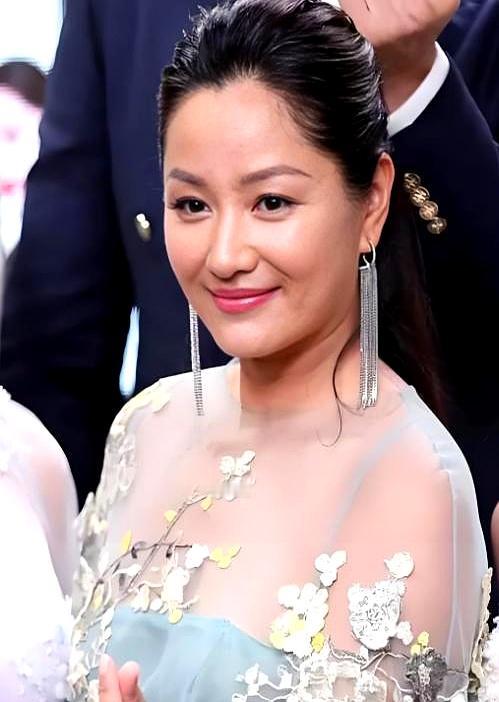 1998年，张艺谋苦口婆心地劝名模瞿颖：“你小心点，李亚鹏只是看中了你的名气！”可惜被爱情冲昏头脑的瞿颖根本听不进去，直到她兴冲冲去剧组探班，亲眼撞见男方和周迅有说有笑、举止暧昧，才明白导演的眼光有多毒。
 

当时李亚鹏名气远不如瞿颖，公开恋爱后，男方资源一路飞涨。张艺谋作为圈内前辈，一眼看穿这背