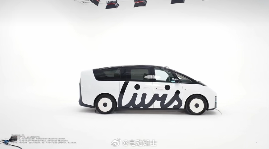 预告片里看到Livis可以控制车辆打开后备箱/车门、挪车、多媒体等[并...