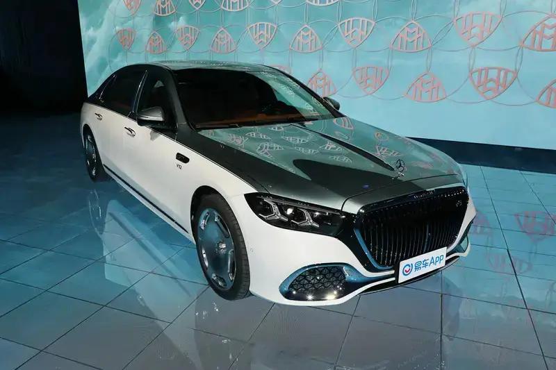 #新车上市#【新一代梅赛德斯-迈巴赫S级轿车上市 售139.8万元起】9月25日，新一代梅赛德斯-迈巴赫S级轿车正式上市，包含四款车型，售价区间139.8-335.3万元。新车实现至臻尊享与智能科技的全面革新，首度搭载梅赛德斯-奔驰MB.OS架构及最新一代智能人机交互系统，应用豪华品牌首个端侧多模态VLM大模型， ​
