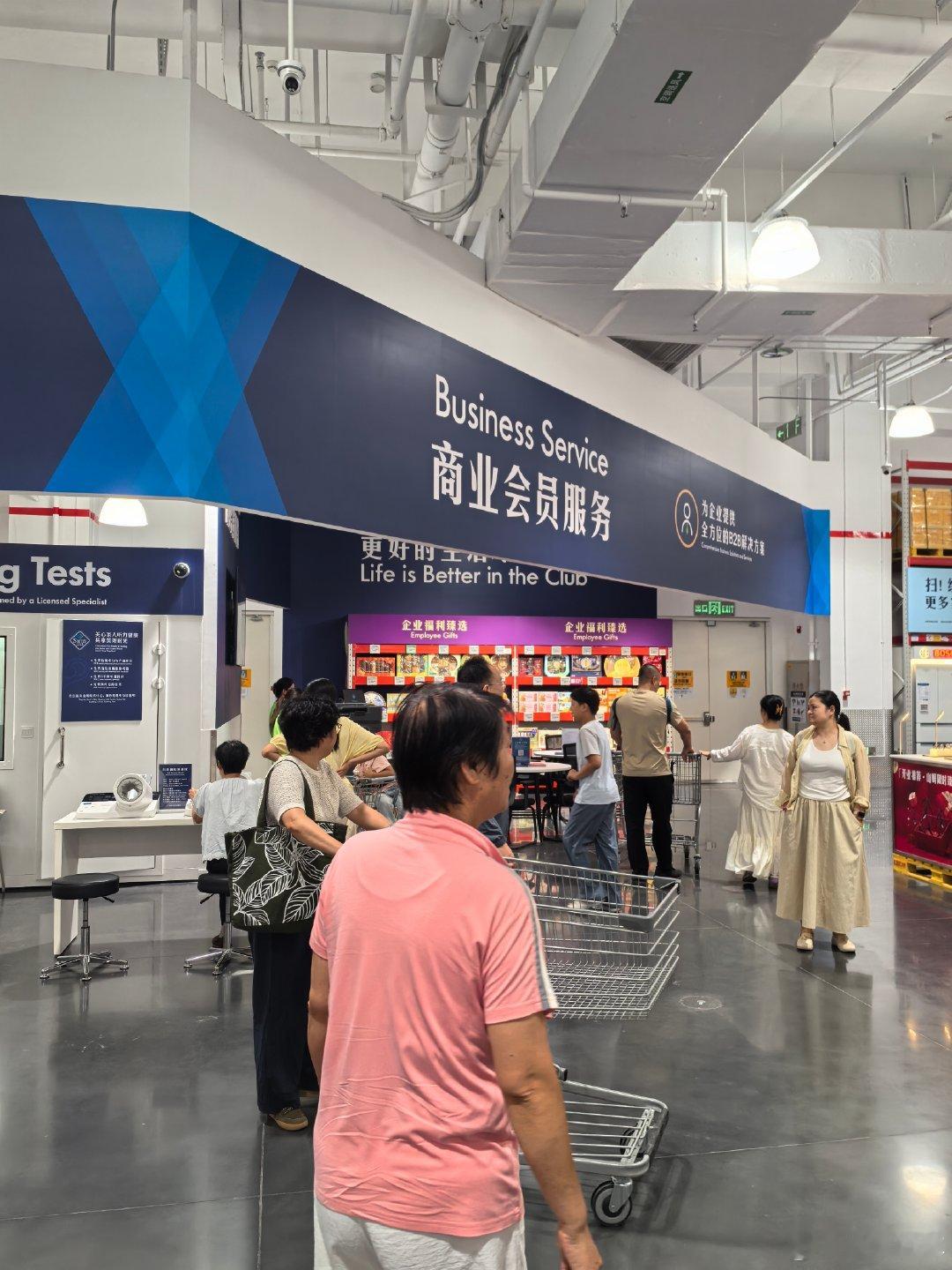 记录今天1.8万步怎么来的：上午和媳妇溜达着去领了三家免费菜，参观了一家博物馆，下午带娃游了泳，傍晚带着父母和#王圣禅#逛了新开的房山山姆。  ​