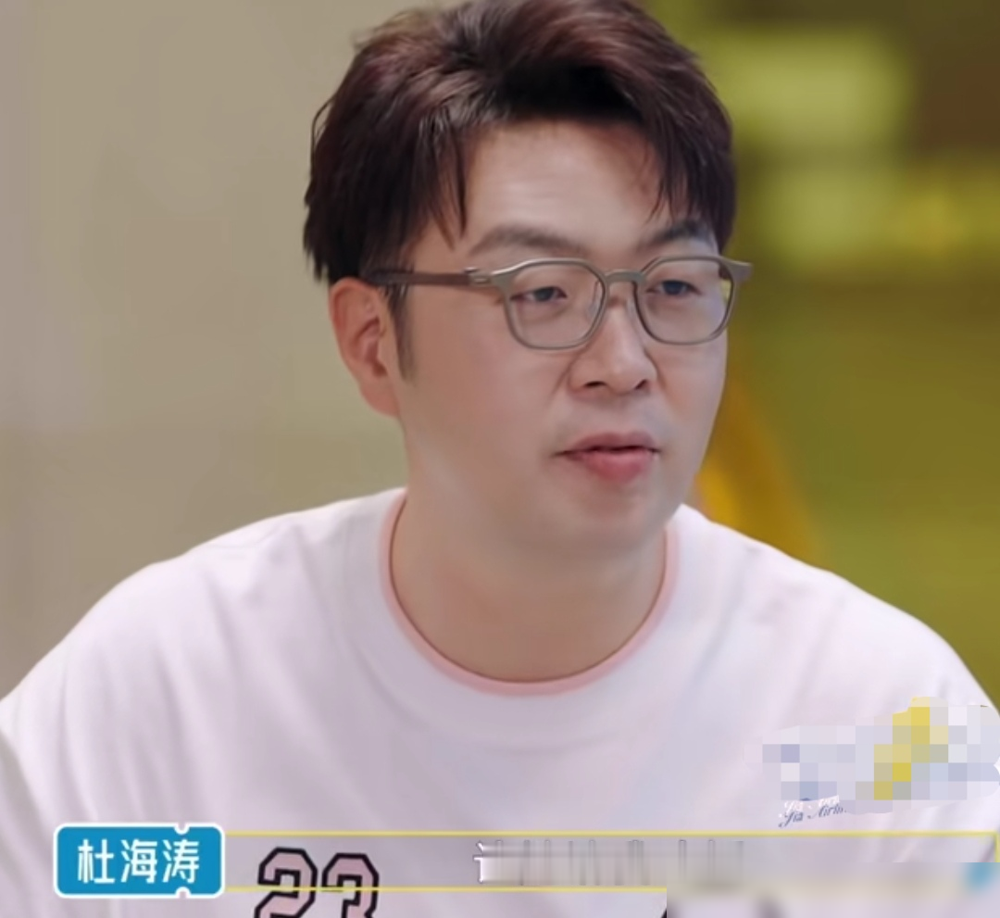 杜海涛去上海找吴昕吃饭，进门先问一句：这楼哪层是你的？
李维嘉在旁边补刀，说吴昕现在低调得很，不声不响在上海置了业。杜海涛立马接话，说他当时脑补的场面是，吴昕站在楼下大手一挥，整栋都是姐的。说完自己先笑到蹲地上。
结果吴昕翻个白眼，让他先把饭钱结了再做梦。
快乐家族这帮人，十几年了还是那个味儿