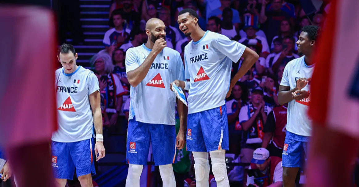 #NBA新赛季# 
文班亚马 21 分钟打卡下班！
世预赛法国 92‑67 大胜斯洛文尼亚，交出 22 分 9 篮板。

作为还在练级的新任队长，文班赛后相当务实：
吸取打塞尔维亚的教训，避开旧错误，但比赛依旧有瑕疵。
谈及和戈贝尔的双塔：进步是理所应当，希望能长期并肩作战，继续打磨。 ​