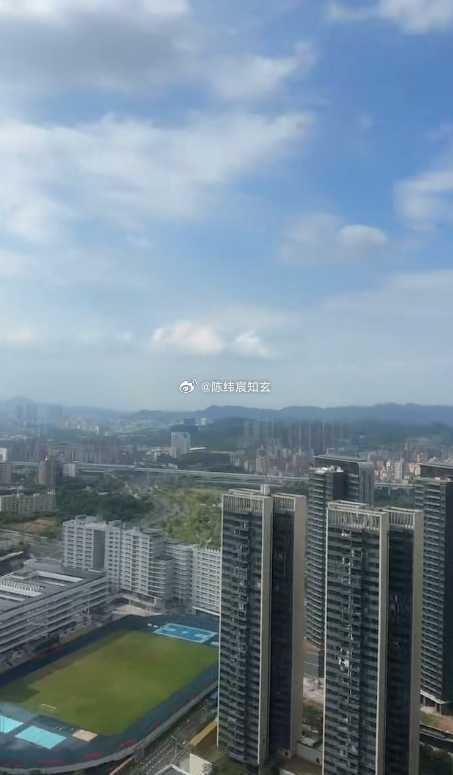 客户站在高层阳台往下指：“老师，下面那块空地算不算我房子的‘水’？能不能当明堂水来收？”我听了直想笑，又不好笑太明显——能问出这句话，基本是被网上那些“门前有水就是财”的碎片知识带偏了。低层院宅、自建房、临街商铺，才讲“高一寸为砂、低一寸为水”，路边低地、门前洼塘、小区水池，能当水法看。但住高层，就不能再拿地面那块空地当“水”了。你人在十八楼，脚下那片绿化带、停车场、广场，离你好几层气场，既不贴宅、也不入明堂，风吹不上来、气也递不进来，硬说它是“财水”，那是自己骗自己。高层风水，重心在“天”不在“地”：看的是天星落宫、玄空飞星、坐向纳气、外局远近形煞（远处高楼、路桥、水体天际线），以及电梯口、楼道、户型内局这些“空中气路”。楼下空地顶多算小区规划，不是你家的明堂水口。所以我很直接地跟他说：别被“见低就是水”的口诀坑了。高层若真要收水，得看房子周围的空处“虚水”、或者楼上中庭挑空这类“悬空水局”；脚下那块地，最多散步用，别拿来催财。网上知识一半对一半错，用错一层楼，全局都歪。 东莞·南面