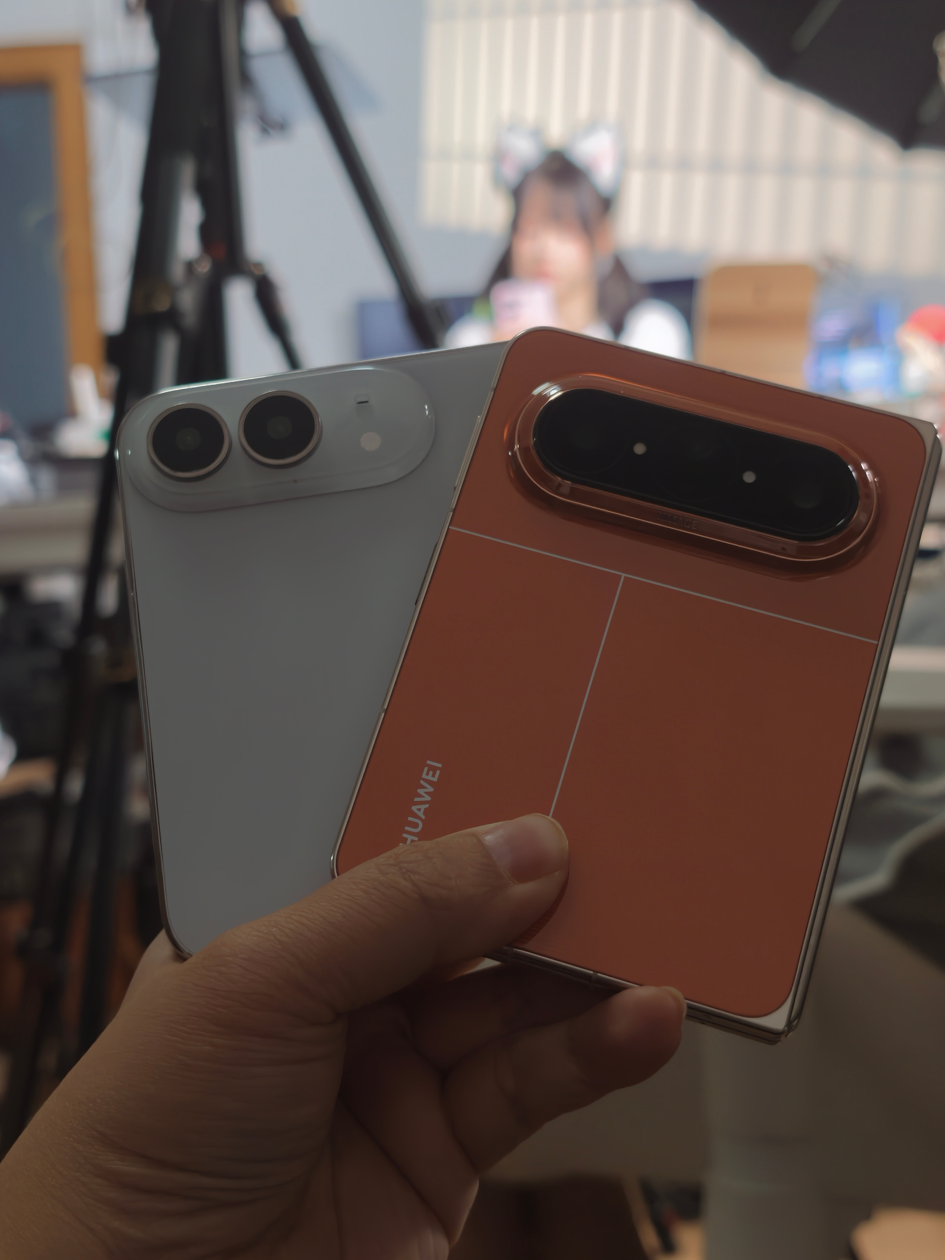 #库克称中国是苹果折叠屏成功秘诀#
库克称iPhone Duo为中国独家制造，这件事其实可以拆开看。
 
国内工厂承接这台折叠机的独家组装，足以证明本土供应链已经可以搞定铰链、柔性屏贴合这类高难度的折叠工艺。
但组装产地≠全部核心零部件国产，也不决定最终售价。芯片等关键器件依旧全球采购，一万五+的 ​