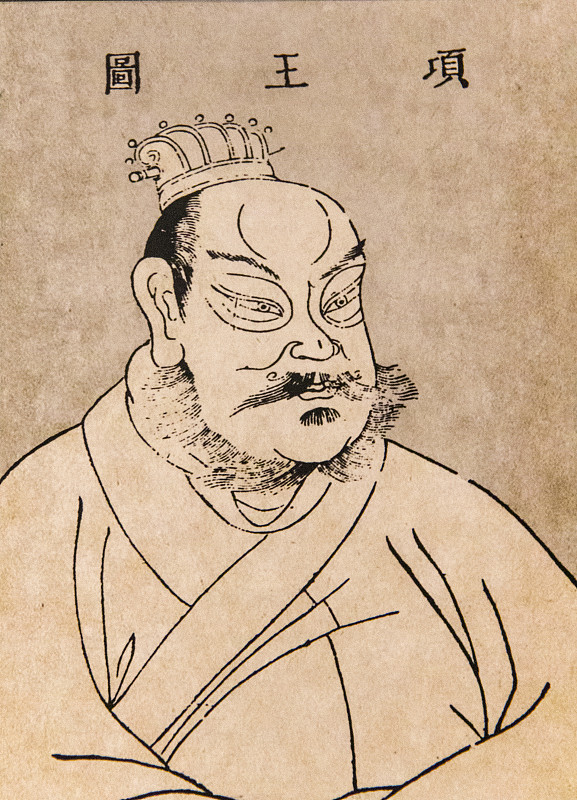项羽为何被称为西楚霸王? 项羽能被叫西楚霸王，根本是把这四个字刻进了骨子里。
他是楚室余脉，灭秦之后压根没学秦始皇搞集权称帝，反而效仿周室分封诸侯，把核心的西楚九郡攥在自己手里，以“霸王”为号，要的就是做天下诸侯共主的那份孤傲，完全是旧时代贵族刻在血脉里的执念。
他打了七十余战几乎没输过，巨鹿之