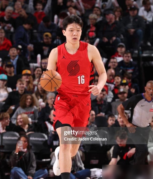 21分钟，8中6，砍13分4板4助，0犯规，正负值+19。杨瀚森这一场，直接把开拓者主场打嗨了。
上半场还在替补席等机会，补篮、快攻，球球干脆。下半场直接进首发轮换，弧顶手递手，高位策应，队友跑出空位他球就到。最狠的是那记弧顶三分，进了之后全场炸了，接着又是反击双手暴扣。
主教练诺里赛后没绕弯子