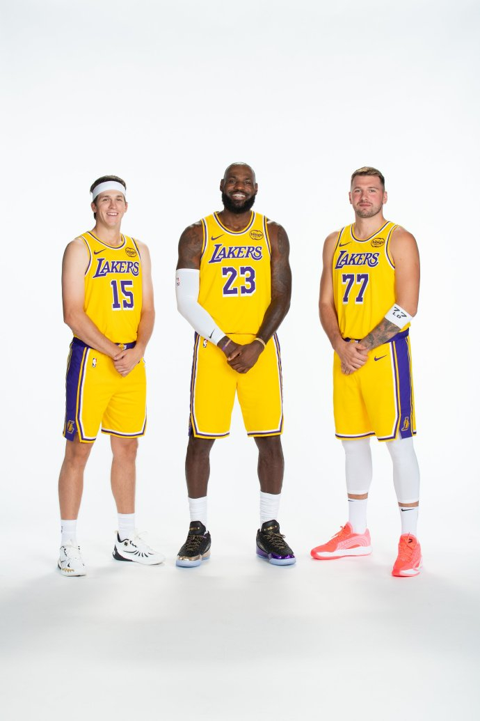 赛季锦标赛湖人目前全胜，今天战胜快船东契奇43分9板13助、里夫斯31...