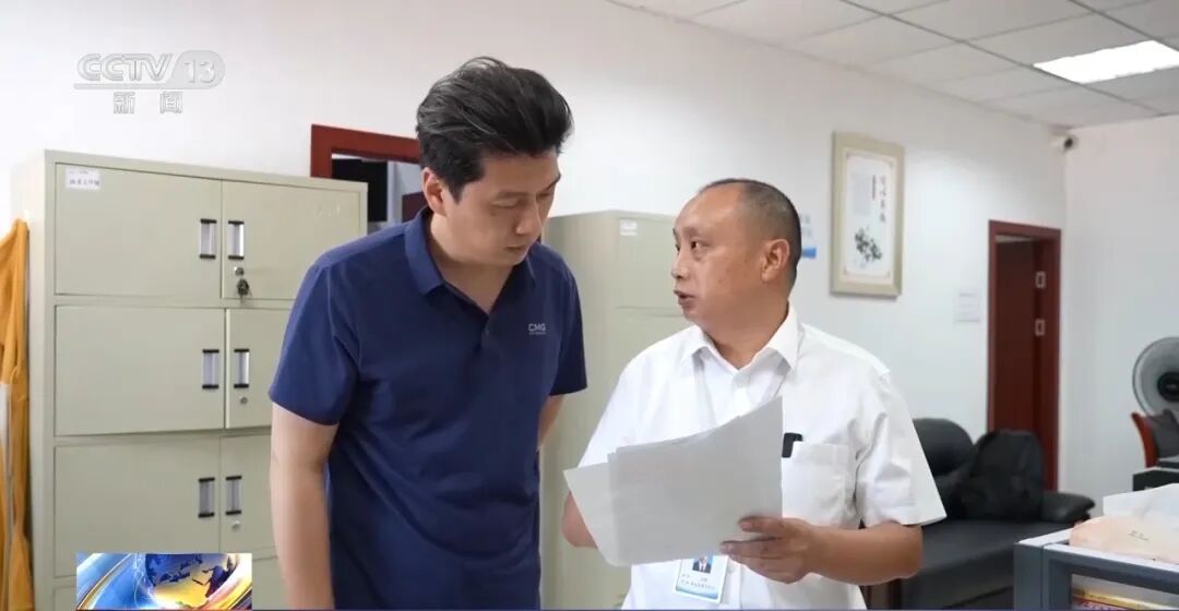 北京医院刷医保开出来的药，怎么跑到重庆綦江的深山村卫生室去了？听着像编的，可它真发生了。老胡今天把话挑明：这不是啥稀奇事，这就是“回流药”黑产，在一点点掏咱们的救命钱。

国家医保局基金监管司司长顾荣说得挺实在，现在99%的定点医药机构都扫码上传了，可还是有人钻空子。这案子涉案金额4000多万，光司