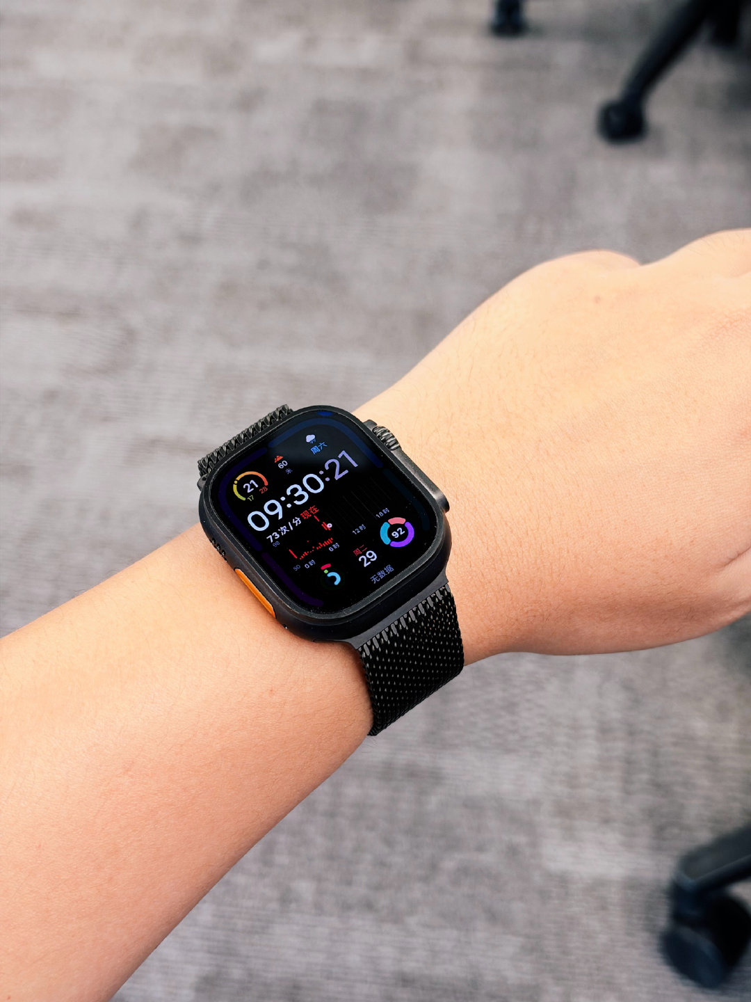 Apple Watch Ultra 4 重是真的重，但是续航也是真的强。

以前我戴 S10 的时候，如果早出晚归，电池是有可能扛不下来一整天的。但是 Ultra 我完全不担心，甚至现在两天一充，完全没有问题。

我爱死这块新手表了[赢牛奶][赢牛奶] ​