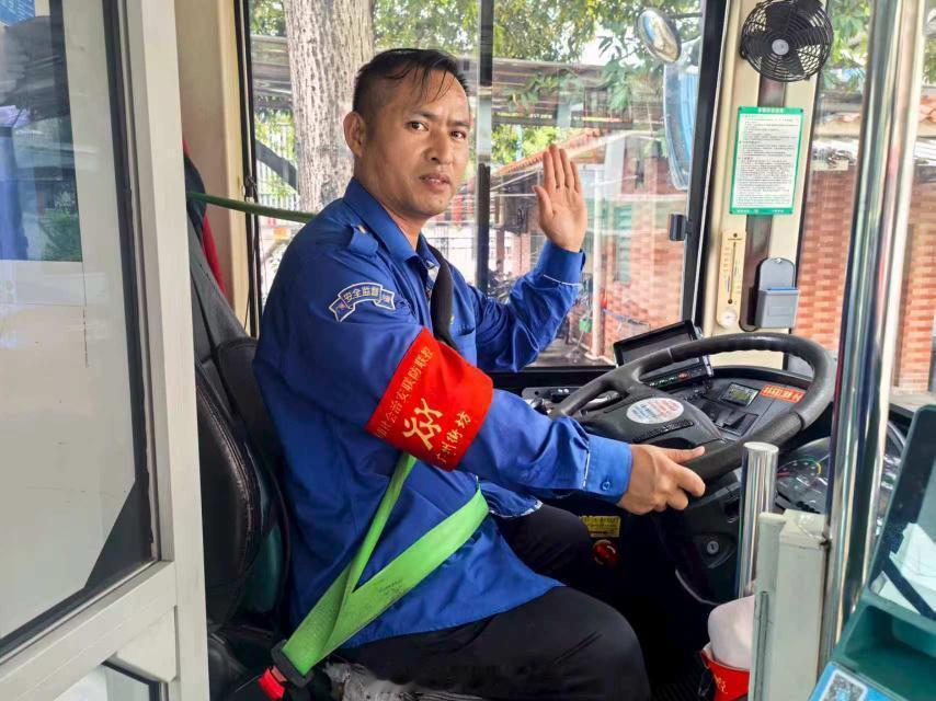 “今天市桥地铁站附近，一辆停在路边的小车突然冒白烟，火苗眼看就要蹿出来...