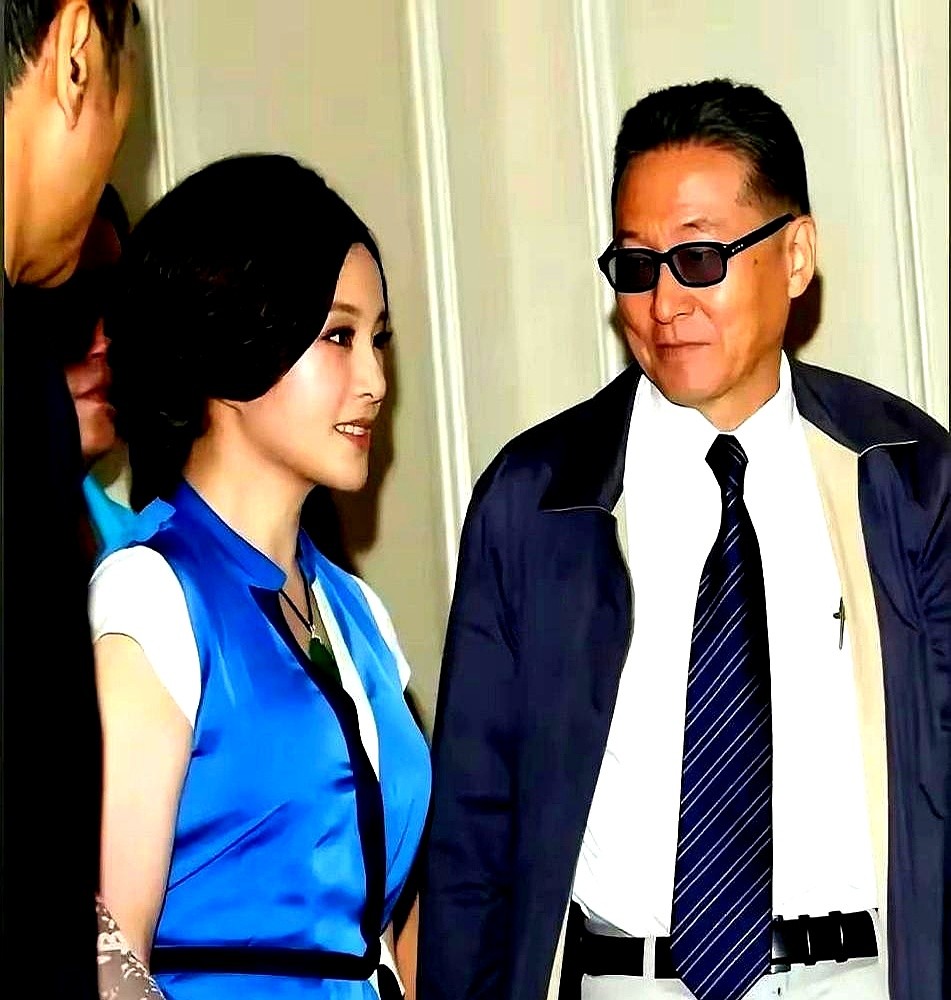 李敖盯着刘晓庆，开口第一句就掀老底：我们都蹲过大牢。

空气瞬间凝固。换别人早翻脸了，刘晓庆却端起茶杯，笑出声来。李敖拍案叫绝，当场挥笔写下：天外有天，我们有命，金鸡报晓，百花称庆。

字头连起来，正是天命晓庆。四年后两人再碰头，李敖看着眼前这个女人，又递过去一句话：拦住她，以苦难；拦不住，她变成明