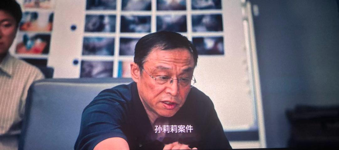 #细马撷粹# 

看完了电影《神探之痕迹》，14：30准时开映，16：45结束。散场回家，天气还挺热，秋高气爽，万里无云，阳光照在身上，竟有一些直逼出汗的燥热。没有开车去影城，坐公交去坐公交回，因为浙江对军人乘坐公交全部免费，所以上下车非常方便。从看完电影到坐车回家，一路沉默无语。

到家给小 ​
