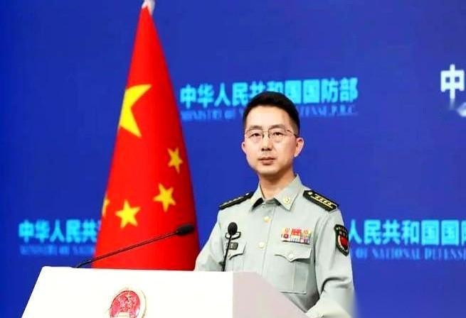 日本防卫高层最近放出一句狠话：修改安保文件“不排除任何选项”，甚至把主意直接打到了核动力潜艇头上。
话音刚落，中国国防部直接点明了性质：日本正在加速推进“再军事化”步伐。
很多人以为核潜艇就是核武器，其实根本不是一回事。常规动力潜艇跑一段就得浮出水面换气充电，容易暴露；而核动力潜艇只要反应堆一开，就