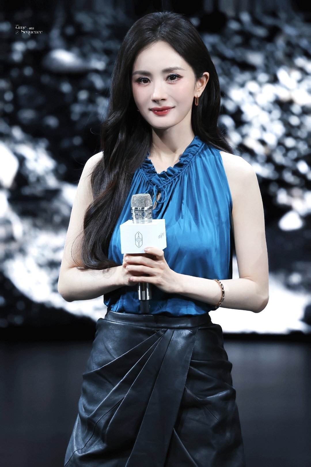 #杨幂[超话]##杨幂江山大同#ym#杨幂冯湮儿#ym#杨幂冯娷#

鲜花很美，你也很美，我是说，你就是那朵美丽的鲜花，永不凋零.

​