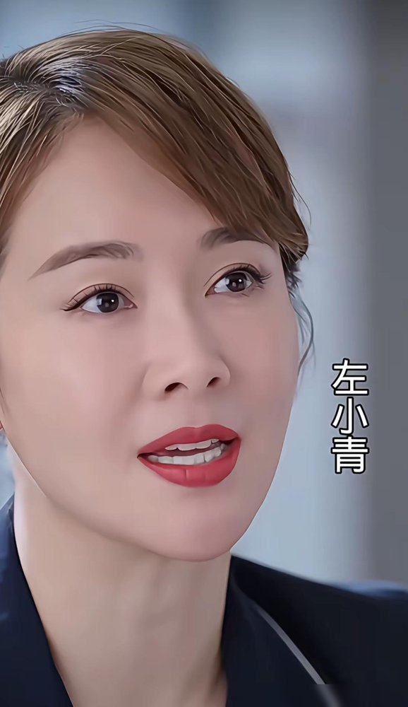 王鸥、左小青、刘涛、蒋欣，网友给这四位中生代女演员打分，颜值、风情、年龄、身材一项项比，吵得不可开交。
可你细看这几个人现在的状态，就会发现根本不在一个赛道上了。
蒋欣刚凭《小巷人家》提名金鹰奖最佳女配，转头又跟谭松韵互动，十五年交情一翻出来，全网跟着哭。刘涛那边，年代剧、悬疑剧一部接一部，综艺