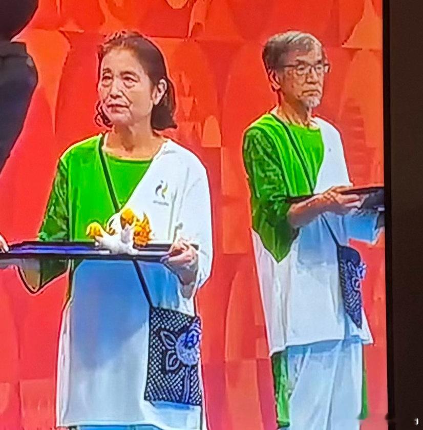 名古屋亚运会，颁奖时都不是年轻的礼仪小姐和先生协助，而是老太和老头，不愧是老龄化国家。 ​
