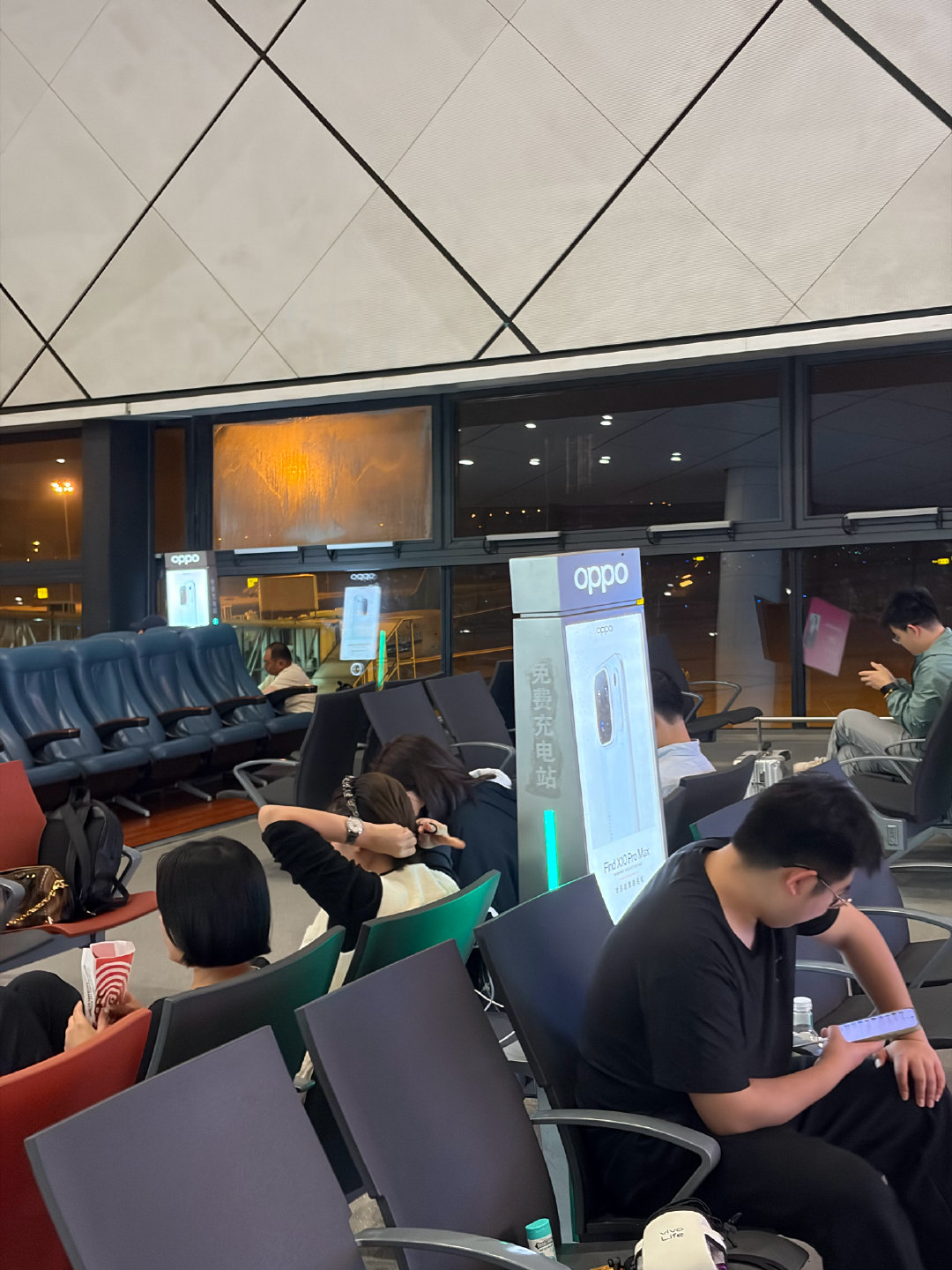 刚才突然发现，原来机场车站的OPPO闪充充电站已经维护好多年了，记得十年前我上大学经停郑州机场时就有这些充电站，现在十年过去了，竟然还在运营[笑cry]  ​