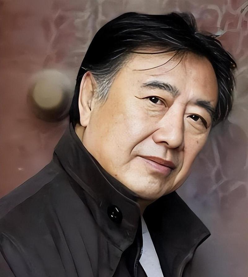 1982年拍《心灵深处》，陈国军跟刘晓庆擦出火，家都不要了。儿子陈赫才一岁，他头也不回，1985年离了婚，孩子跟着妈妈。后来跟刘晓庆也散了，离婚官司一打三年。最扎心的是错过孩子长大。想儿子了，只能站学

陈国军这段往事，最让人唏嘘的不是他爱过刘晓庆，而是他在最该承担父亲责任的时候，亲手把一个完整的家