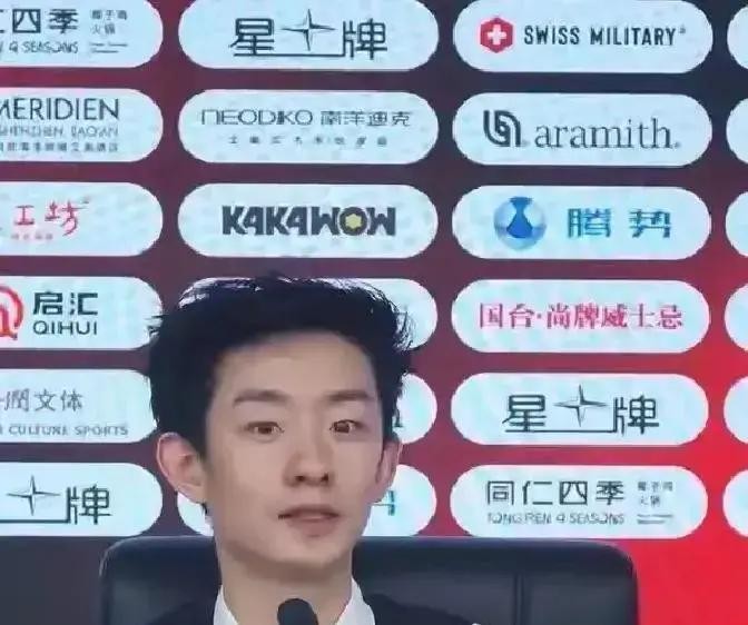 吴宜泽6-1打懵特鲁姆普后10-5夺冠，世界排名冲到第二，赛后却说赢在防守：这是我这辈子防守最好的一场
首局特鲁姆普一杆77分先声夺人，深圳宝安体育中心的观众心里多少有些发紧。两个月前上海大师赛半决赛，特鲁姆普刚刚10-6送走过这个22岁的中国年轻人。可接下来的六局，特鲁姆普像是被按在了椅子上——第